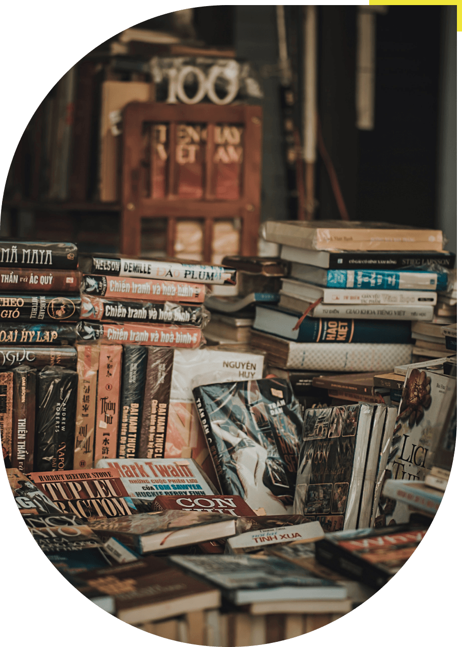 Foto de uma mesa com livros diversos em cima
