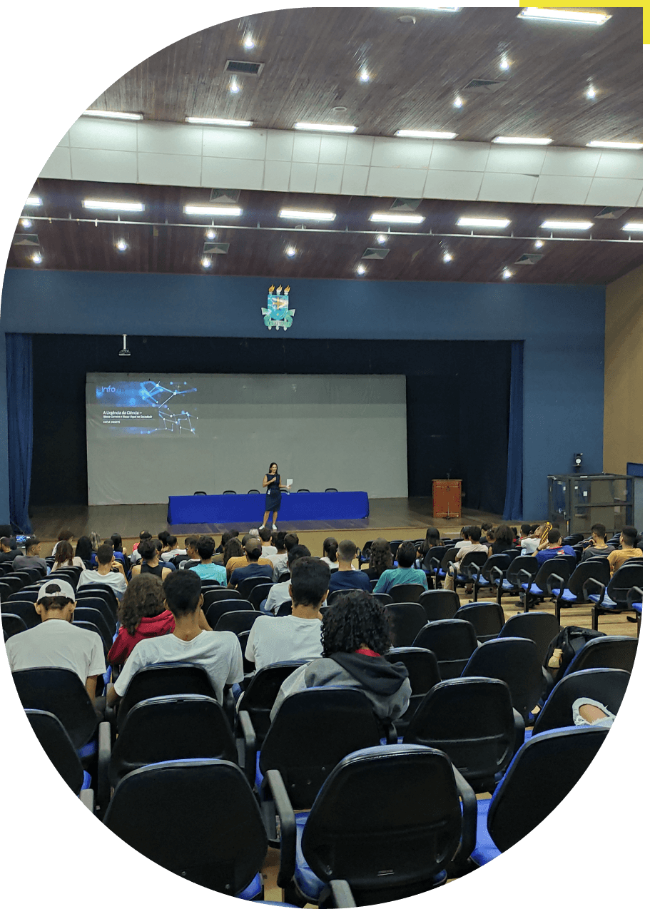 Foto do auditório Paulo Solto na UESC, Katia Vaskys está palestrando para o evento da SINFORM, pessoas sentadas nas cadeiras